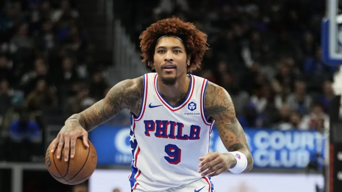 ▲NBA美國職籃（National Basketball Association）費城76人本季傷兵不斷，戰力持續受到衝擊，隊上主力前鋒烏布雷（Kelly Oubre Jr.）上週對活塞一戰左膝不慎超伸退場，經MRI檢查後確認為左膝外側副韌帶（LCL）扭傷，至少要缺陣2週。（圖／美聯社／達志影像）