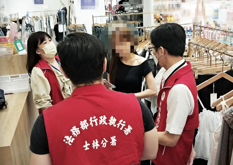 ▲雙北一家之韓系服飾品牌欠稅153萬餘元，上個月遭士林分署執行人員查封近百件新款與流行服飾。（圖／法務部執行署士林分署提供）