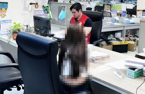 ▲雙北一家之韓系服飾品牌欠稅153萬餘元，上個月遭士林分署執行人員查封近百件新款與流行服飾，許姓闆娘急繳40萬才讓商品保住。（圖／法務部執行署士林分署提供）