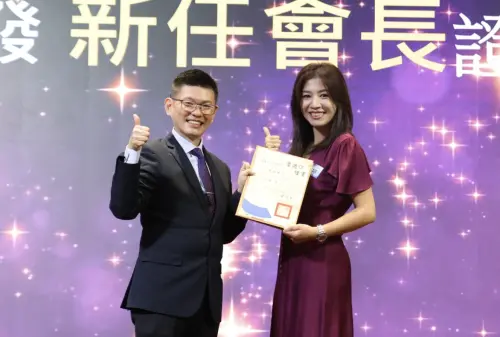 ▲侯湘婷（右）去年底接任南屯國小家長會長，凍齡美貌令粉絲驚豔。（圖／翻攝自南屯國小臉書）