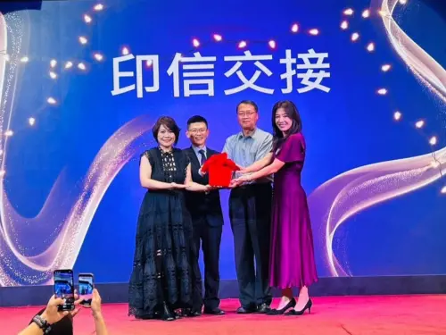 ▲43歲歌手侯湘婷（右1）久未現身，她的凍齡美貌，一如剛出道，令人驚艷。（圖／翻攝自南屯國小臉書）