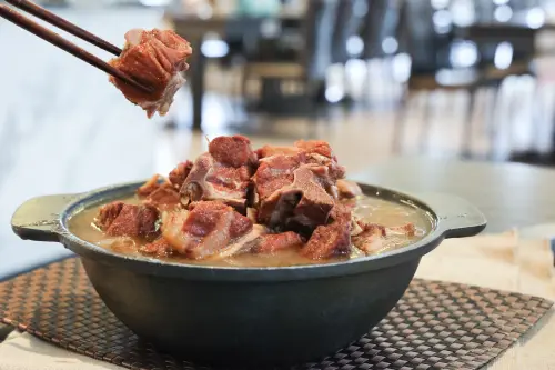 ▲極千葉火鍋的熟食區也將於12月增加羊肉爐、麻油雞菜色。