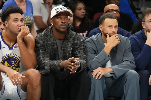 ▲金州勇士隊在缺少柯瑞（Stephen Curry）、巴特勒（Jimmy Butler）等六位主力球員的情況下，以96：110慘輸給熱火隊吞下二連敗。柯瑞受訪時表示，面對傷病與密集賽程，「你必須咬牙去打。」（圖／美聯社／達志影像）