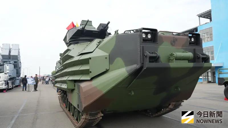 不只能碾壓車子還能清除地雷！國軍AAV7兩棲突擊車掃雷套件首曝光