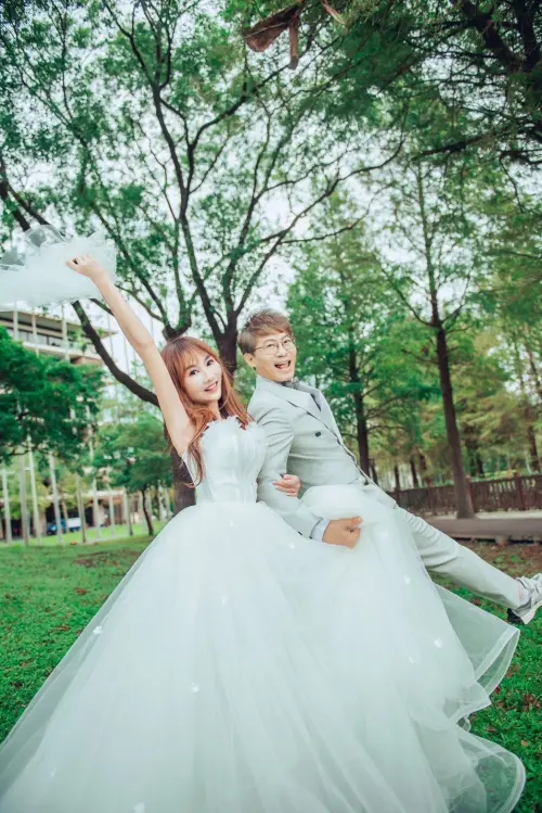 ▲王宥忻（左）2年前離婚，和前夫（右）住在同一個屋簷下，如今舊情復燃，兩人宣布再次結婚。（圖／台北法國巴黎婚紗提供）