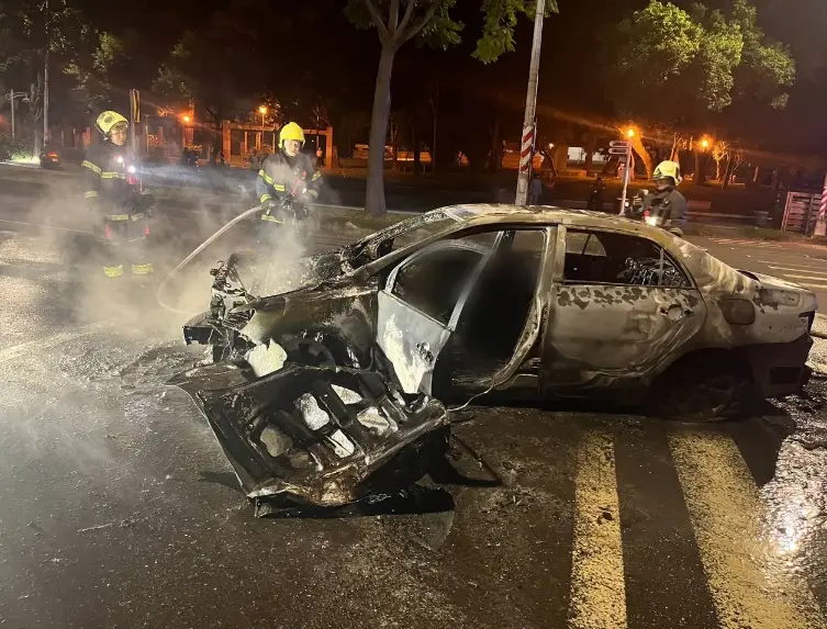 ▲事故自小客車於追撞後冒火燃燒，消防人員趕抵撲滅，車體嚴重毀損。（圖／翻攝畫面）