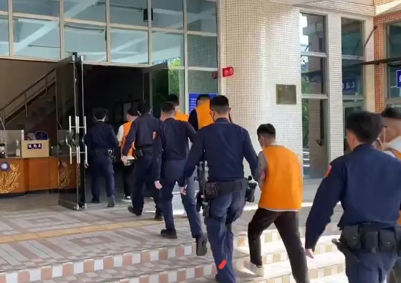 嘉義KTV化身角鬥場！三車八人街頭混戰 警到場全數帶走