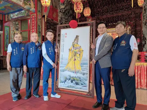 ▲永康姑婆廟主委蔡順天獻上委託台南市政府副秘書長徐健麟創作的「媽祖聖像」畫作，由北港朝天宮副董事長吳炳俊代表受贈。（圖／永康姑婆廟提供）