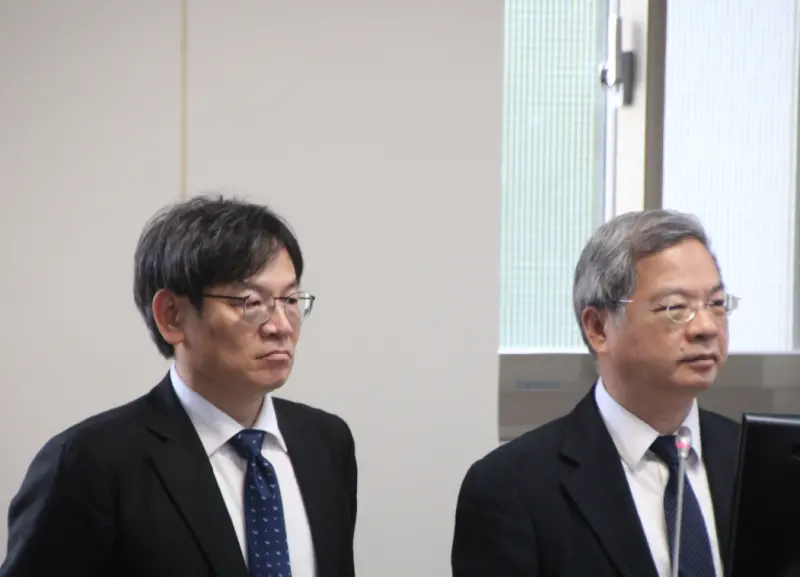 ▲龔明鑫（圖右）、葉俊顯（圖左）昨（19）日接連反駁《經濟學人》論述，兩人今（20）日在立法院經濟委員會接受質詢持續捍衛台灣經濟並非單一匯率主導。
