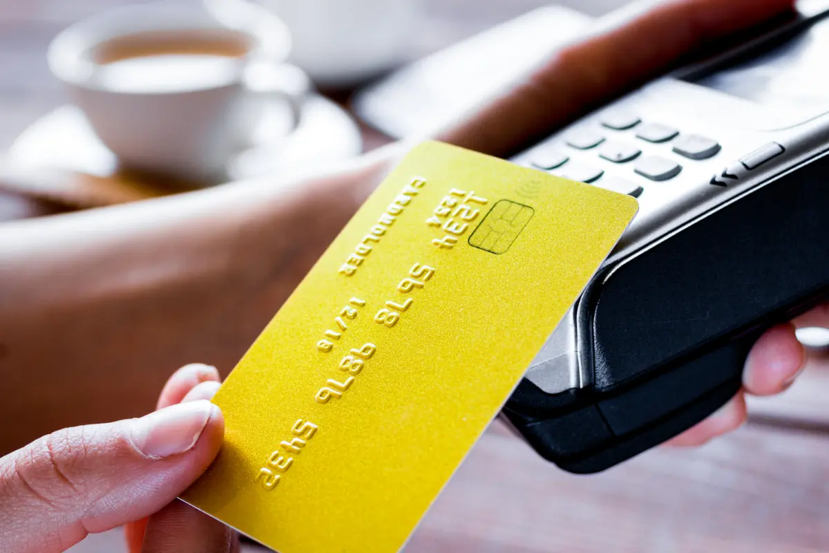 信用卡盜刷急報案！看到兇手傻眼 竟是孫子裝闊帶女友消費買手機