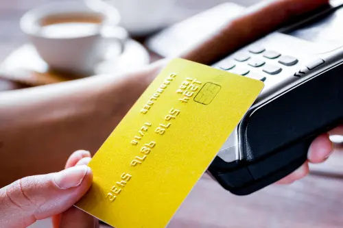 信用卡盜刷急報案！看到兇手傻眼　竟是孫子裝闊帶女友消費買手機
