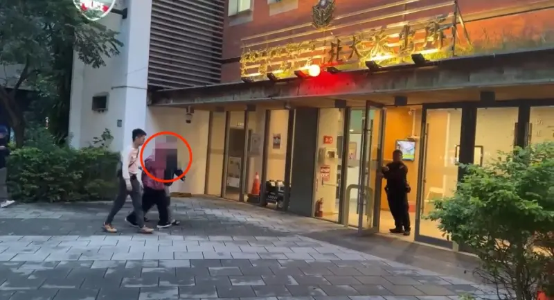 好大膽！車手「約派出所旁面交200萬」秒被逮　狼狽落網畫面曝光