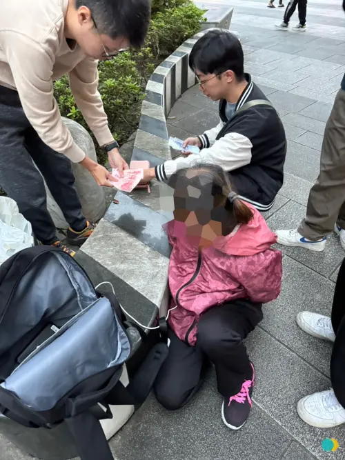 ▲好大膽！車手「約派出所旁面交200萬」秒被逮　狼狽落網畫面曝光。（圖／翻攝畫面）