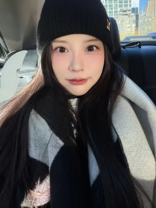 ▲網紅瑀熙赴美途中遭黑衣男子假冒人員攔客、強推行李並引導至黑車。（圖／翻攝自瑀熙IG@uccu0323）