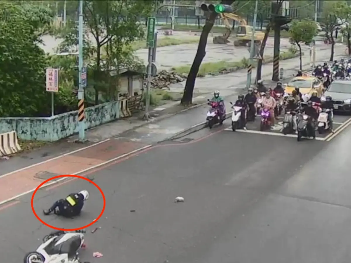 土城帥警「剛處理完車禍秒被撞」當場噴飛倒地！目擊騎士全看傻了