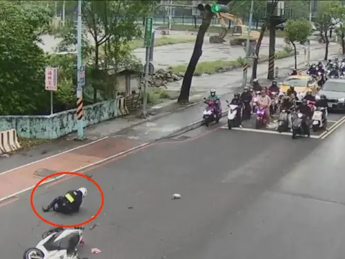 土城帥警「剛處理完車禍秒被撞」當場噴飛倒地！目擊騎士全看傻了
