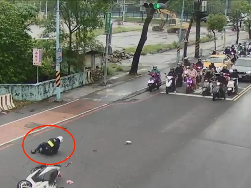 土城帥警「剛處理完車禍秒被撞」當場噴飛倒地！目擊騎士全看傻了
