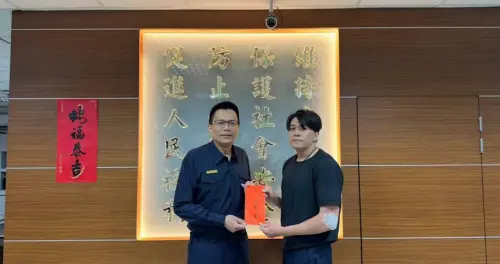 ▲土城帥警「剛處理完車禍秒被撞」當場噴飛倒地！目擊騎士全看傻了。（圖／翻攝畫面）