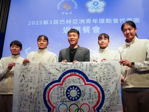 ▲女籃3X3選手代表（左起吳沛萱、陳芯、謝艾彤、喬麗爾）致贈李洋部長簽名會旗。（圖／運動部提供）