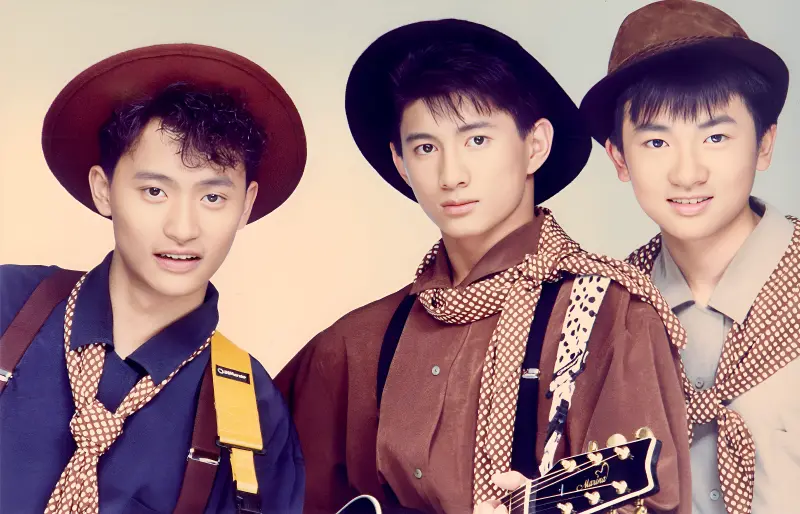 ▲小虎隊（如圖）是台灣男團的始祖，曾經舉辦萬人簽唱會，癱瘓國父紀念館附近的仁愛路和光復南路。同時開啟追星風潮，有粉絲騎腳踏車追保母車，讓媒體以「追星」形容這現象。（圖／華納音樂提供）