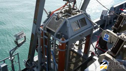 ▲海軍救難艦「大武軍艦」艦上潛水鐘。（圖／記者呂炯昌攝）