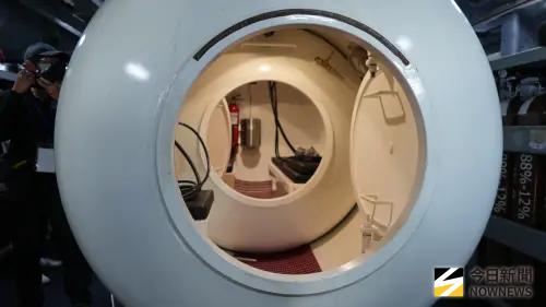 ▲海軍救難艦「大武軍艦」艦上減壓艙。（圖／記者呂炯昌攝）