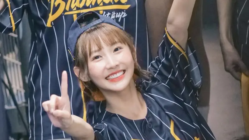 ▲SWAG近年積極網羅帶有爭議標籤的名人，近日更傳出鎖定粿粿（如圖）與家寧，《NOWNEWS今日新聞》盤點過去6位登上SWAG平台的6名爭議公眾人物：陳沂自封新一代情色教主、正妹輔導長變身成人女神。（圖／翻攝自粿粿IG@meigo.c）