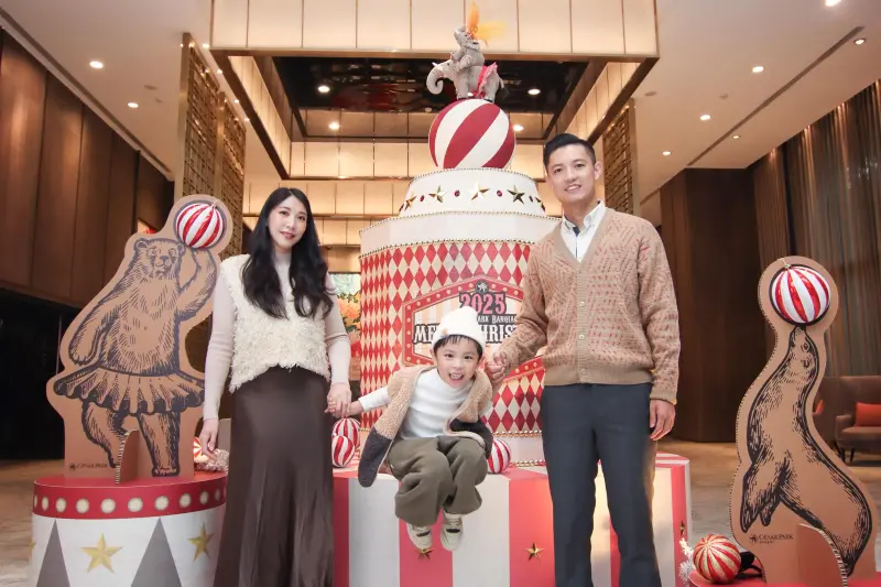 ▲新北耶誕城正舉行當中，周邊飯店推出住房優惠，其中板橋凱撒大飯店打造以紅白蛋糕與大象為主軸的「馬戲團蛋糕」陳列，專案每晚4199元起。（圖／板橋凱撒大飯店提供 banqiao.caesarpark.com.tw）