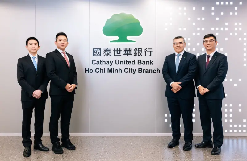 ▲國泰世華與台灣自動販賣機龍頭金雨企業在越南達成策略合作，透過金雨於越南20多個廠區的販賣機廣告，推廣「CUB Vietnam App」數位信貸平台。金雨企業董事長卓政懋（左二）、總經理卓政輿（左一）與國泰世華副總經理苗華本（右二）及胡志明市分行行長呂偉傑（右一）於分行合影。（圖／國泰世華銀行提供）