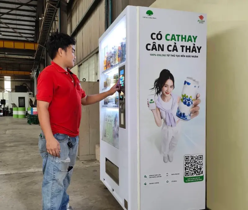    ▲國泰世華胡志明市分行攜手金雨企業，透過自動販賣機廣告推廣「CUB Vietnam App」數位信貸服務，為合作廠區基層員工提供安全且便利的金融解決方案，展現台灣企業聯手深耕越南的創新力。（圖／國泰世華銀行提供）  