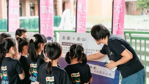 ▲ 高雄市過埤國小舉行「韓國城市主題裝置與韓國文化體驗活動」，讓學生在趣味中更認識高雄在韓國的姊妹市與友好城市 。（圖／高市府教育局提供）