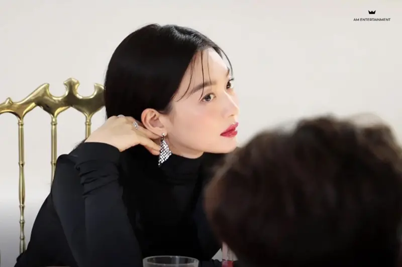 ▲▲申敏兒（如圖）是男神收割機！昔和TOP、趙寅成傳緋聞，唯一認愛金宇彬，陪伴他走過抗癌的人生低點，現在兩人修成正果，即將結婚。（圖／翻攝自申敏兒臉書＠Shin mina 신민아）