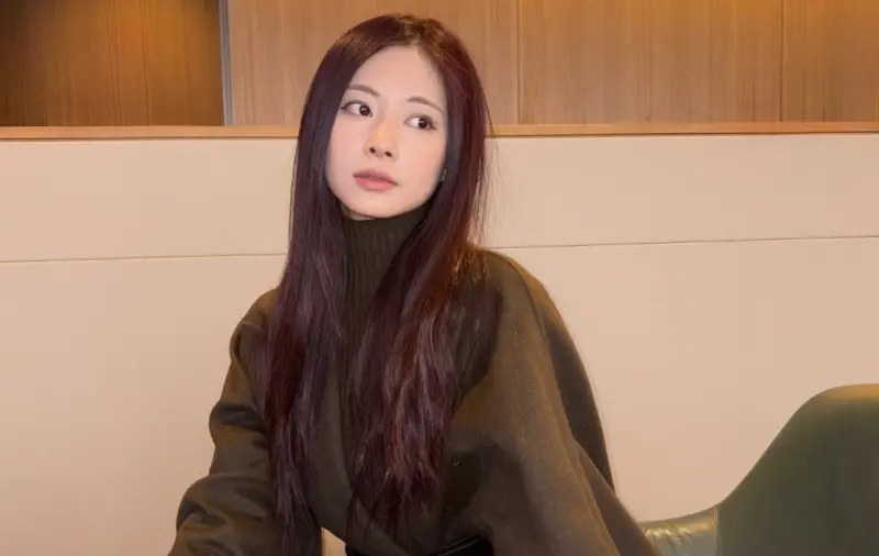 ▲TWICE即將來台開唱，不過子瑜（如圖）跟成員卻都選擇民航，甚至走普通通關，似乎是想以最直接的方式和台灣粉絲見面，超級暖心。（圖／子瑜 IG @thinkaboutzu）