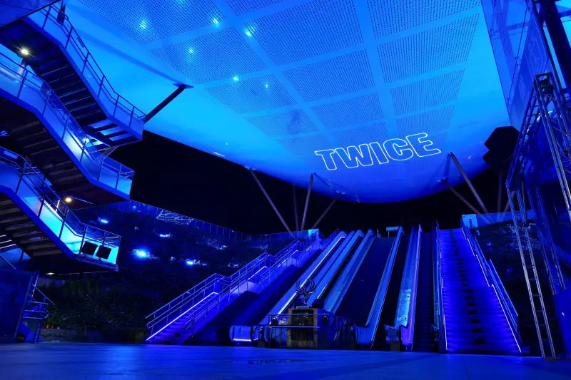 ▲中央公園站首次與美麗島捷運站等高雄七大地標一同亮起應援燈光，每晚可在中央公園捷運站1號出入口看到雷射字體巡迴視覺藍燈光秀。（圖／高雄捷運提供）