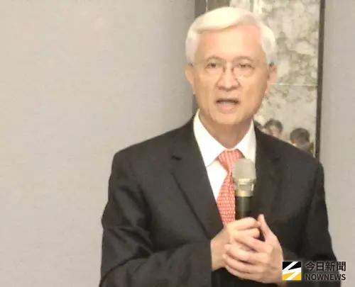 ▲中鋼公司董事長黃建智說明114年12月鋼鐵盤價以全面平盤開出的情形。(資料照／記者黃守作攝)