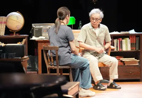 ▲導演吳念真（右）作品數量眾多，是三金得主之一。近年他投入劇場創作，圖為他以普立茲獎作品《八月心風暴》為靈感改編的劇作《八月，在我家》。他也在劇中演出一角。（圖／綠光創藝提供）