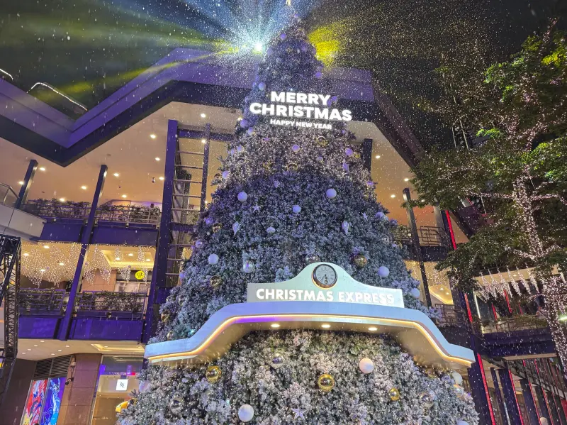 信義新光三越聖誕樹亮了！百萬顆燈泡「全台最閃耀」　天天飄雪秀