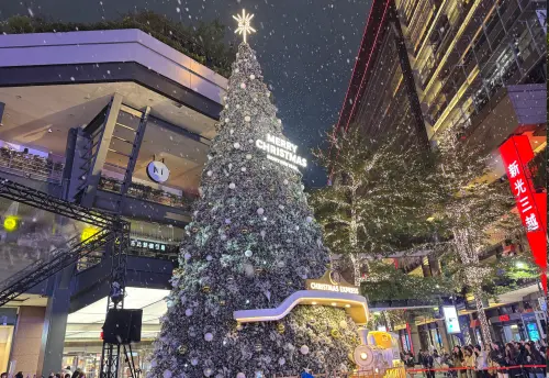 ▲信義新天地「傳遞幸福之樹」，每日下午4點至晚上10點30分，會有飄雪燈光秀。（圖／記者鍾怡婷攝）