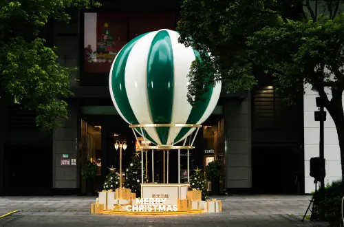 ▲A4 1F南大門的七米高「奇蹟熱氣球」綠白條紋相間的巨型熱氣球，也是今年必拍亮點之一。（圖／新光三越提供）