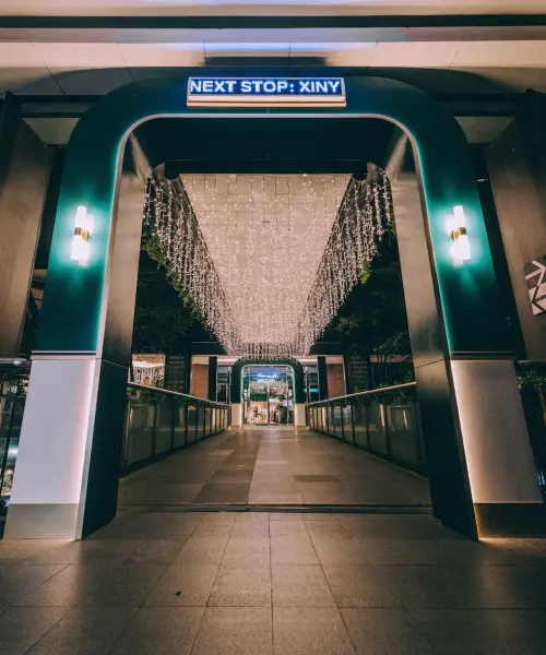 ▲A9–A8空橋打造「夢境光廊」光影如珍珠串鏈般延伸，每一步都像踏進北極光般的幻想場景。（圖／新光三越提供）