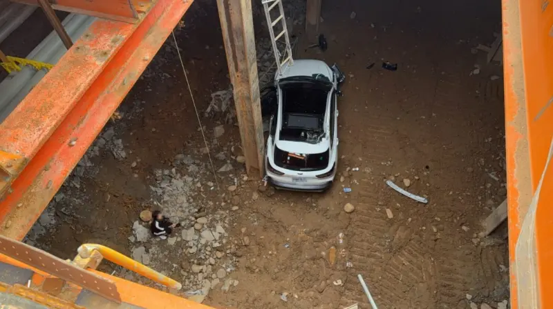 ▲61歲廖姓駕駛「連人帶車」墜入8米深捷運工地的坑洞。（圖／翻攝畫面）