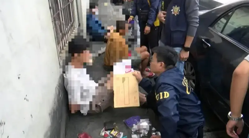 ▲警方19日逮獲涉案45歲陳姓男子時，同車共3名男子，車上有毒品，陳男肇事時疑毒駕，車內搜出安非他命、依托咪酯等毒品。（圖／翻攝照片）