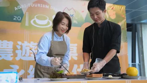 ▲周春米與主廚黃鼎博示範「手撕烤雞三明治」。（圖／屏東縣府提供）