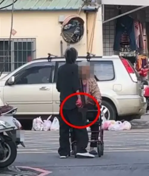 高雄男拿水果刀逛街嗆聲！高齡嬤腿腳不便遭攔截　進退兩難畫面曝
