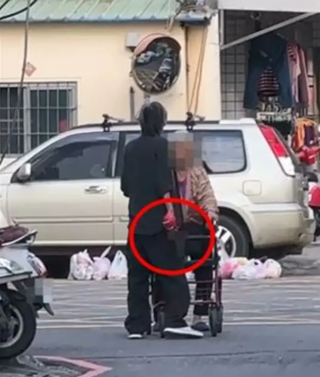 高雄男拿水果刀逛街嗆聲！高齡嬤腿腳不便遭攔截 進退兩難畫面曝