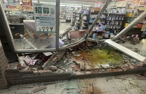 嘉義76歲翁開賓士「誤踩油門」撞超商　落地窗碎裂、貨架商品全毀
