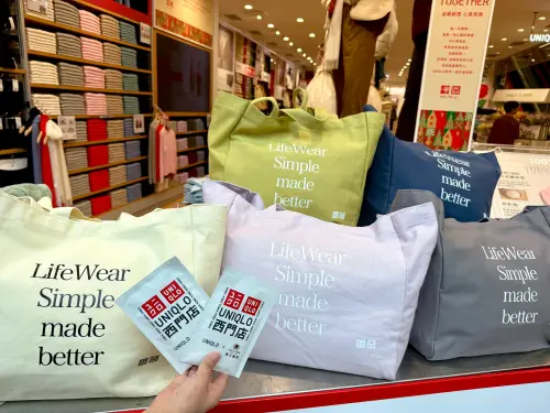 ▲UNIQLO西門店開幕優惠，開搶獨家「雙提把帆布包」與蜂大咖啡濾掛包。（圖／記者蕭涵云攝）