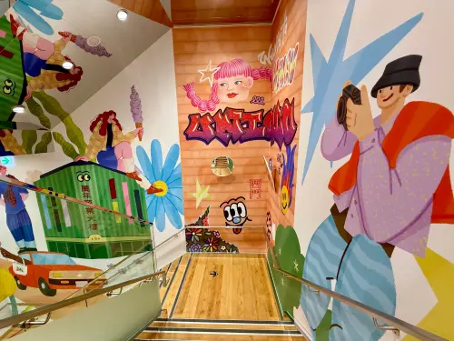 ▲快來體驗UNIQLO西門店自拍反射鏡，隱藏打卡景點在這。（圖／記者蕭涵云攝）