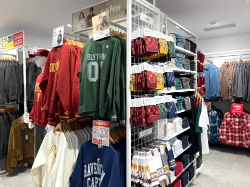 ▲GU《哈利波特》聯名系列，隨西門店開幕同步開搶。（圖／記者蕭涵云攝）