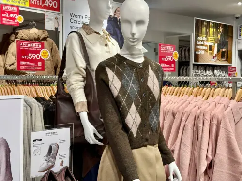 ▲PUFF Knit蓬鬆柔軟針織系列、WARM PADDED時尚夾層外套享獨家特價。（圖／記者蕭涵云攝）